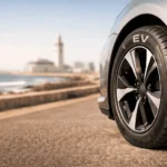 Pneu EV installé sur une voiture EV au bord de la route à Casablanca.